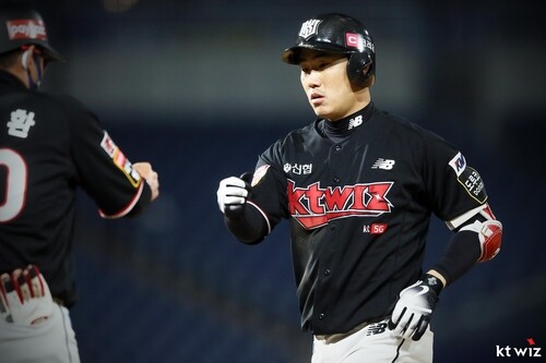 신본기 3타점 깜짝 활약…선두 kt, 두산 6연승 행진에 제동(종합)