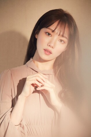 Actress Lee Sung-kyoung and her fans donate 10 mil won for those in need