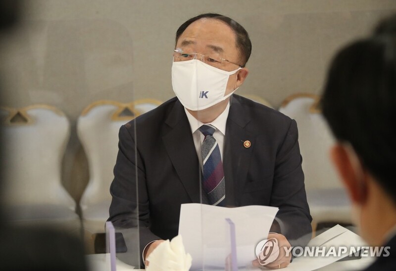 홍남기 "코로나 이전 고용 99.6% 회복…청년층 회복 두드러져"