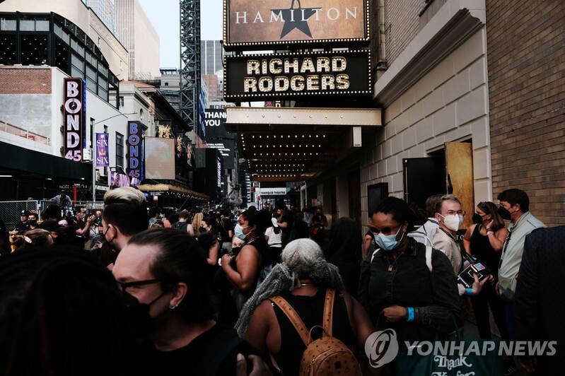 1년반만에 다시 막올린 브로드웨이…"뉴욕, 뉴욕" 부르며 감격