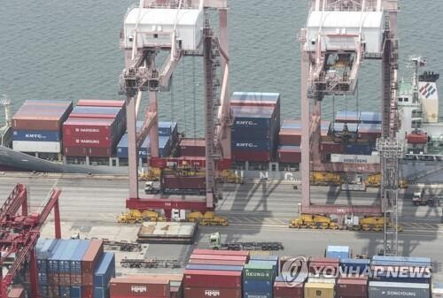 Most S. Korean exporters eye rising freight rates: poll