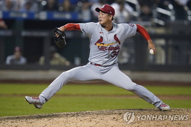 Cardinals' Kim Kwang-hyun picks up 1st save of season