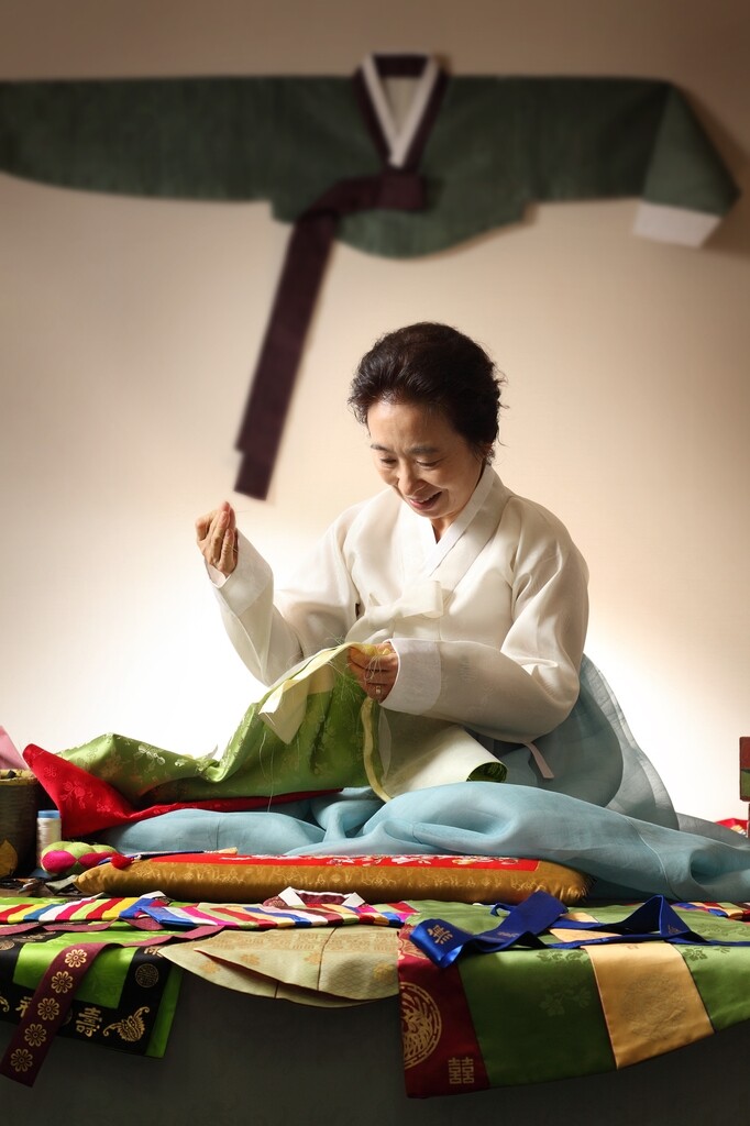 옷 짓는 침선장 인간문화재 구혜자, 팔순에 첫 개인전