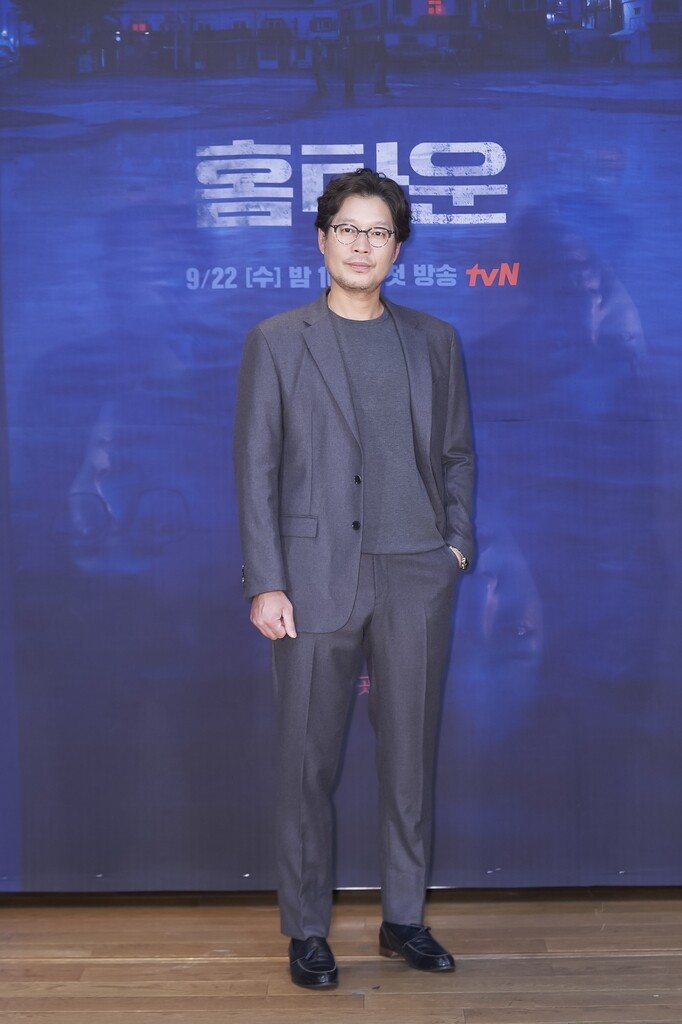 '홈타운' 유재명 "그리스 비극 떠오르는 세계관…멋진 작품"