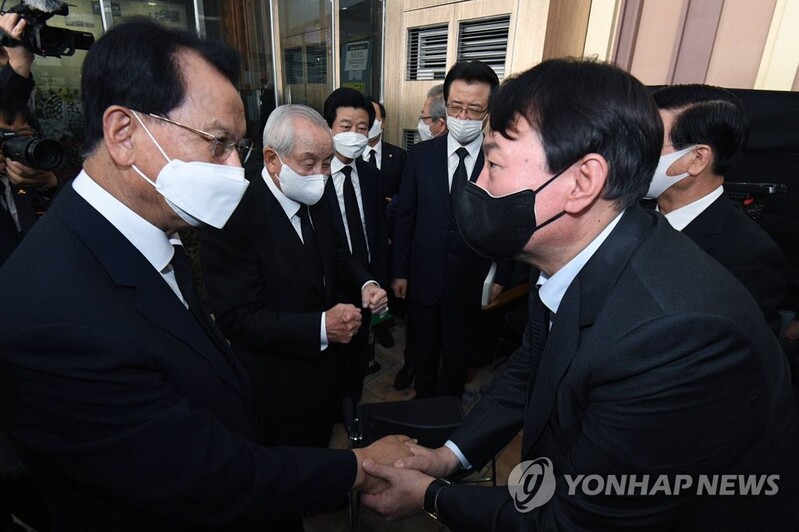 故조용기 목사 빈소서 윤석열 전 총장에 단체 안수기도 논란