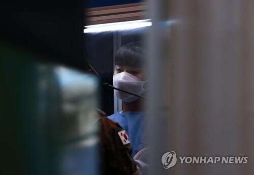 (3rd LD) New cases fall under 2,000; post-holiday infections in focus