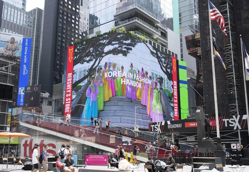 서경덕 교수, 中 역사왜곡 대응 '추석 한복 입기 캠페인' 전개