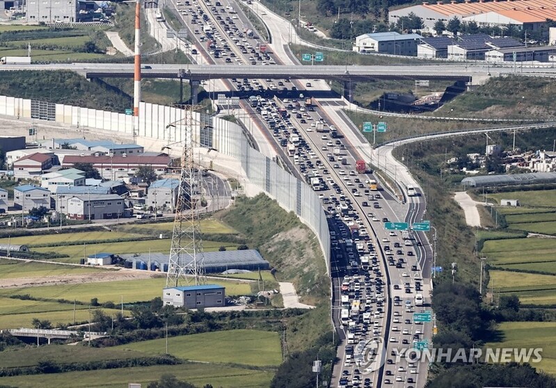 '한가위 대이동' 본격화…공항 북적·고속道 정체(종합)