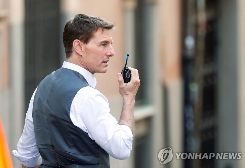 스페이스X 관광객들, 톰 크루즈에 "우주 경험 공유합니다"