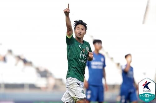 Jeonbuk narrow gap with K League-leading Ulsan with victory