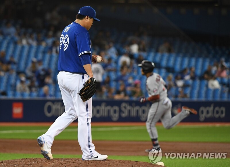 Blue Jays' Ryu Hyun-jin lands on injured list with tight neck