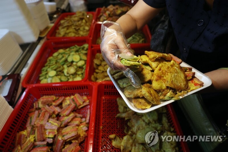 추석 8인 허용에 오랜만에 모인 가족들…코로나 확산 우려도