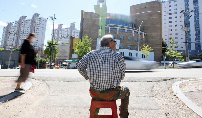 "지나다니는 사람 지켜보며 외로움 달랩니다"