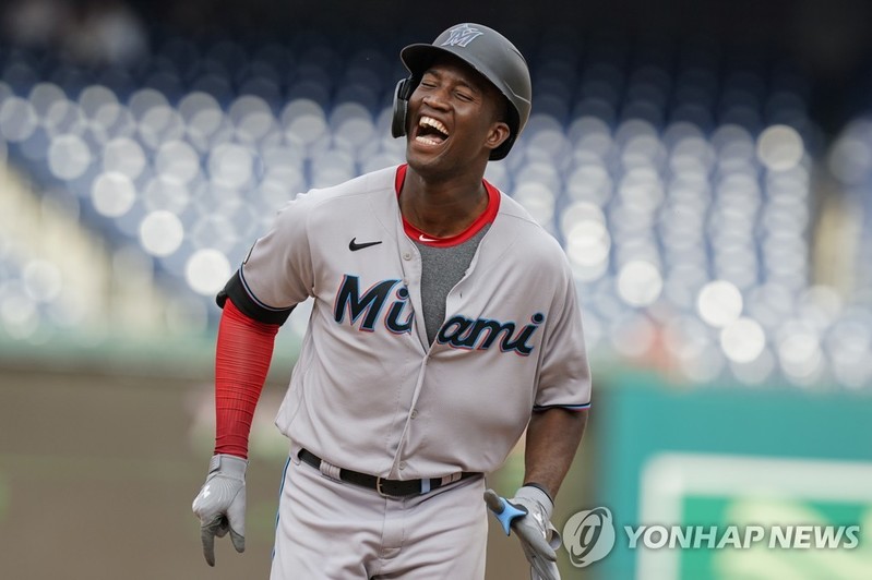 MLB 진기명기…외야 뜬공 맨손으로 잡은 산체스