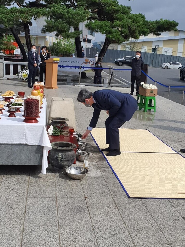 이인영 장관, 추석 맞아 임진각 망배단 방문해 참배