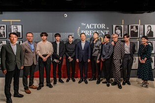 BTS visits 'KOREAN ACTORS 200' photo exhibition in New York