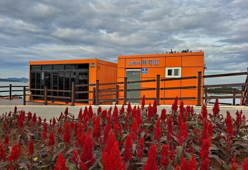 '얼마나 좋길래'…신안군 병풍도 '놀래라 화장실' 명물로 인기