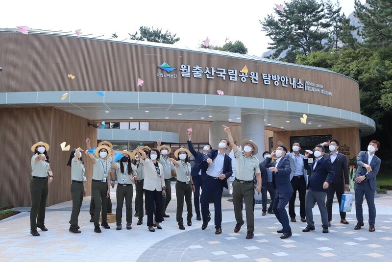 '월출산을 한눈에'…전시실 갖춘 국립공원 탐방안내소 문 열어