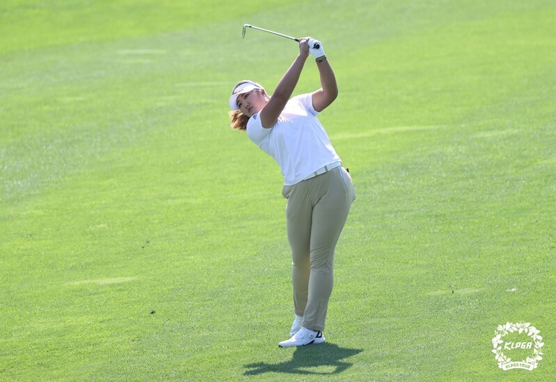 KLPGA 작년 신인왕 유해란, 시즌 첫승 기회…셀러브리티 1R 선두