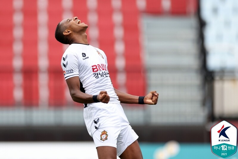 K리그2 경남 'PK 극장골' 앞세워 부천에 3-2 승…5위 도약