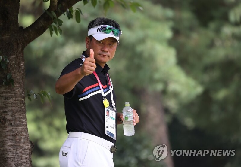 PGA 투어 첫 우승 이후 19년 만에 시니어 무대도 제패한 최경주