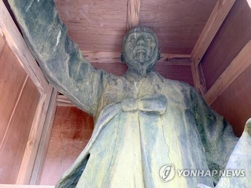 [사진톡톡] 친일 작가 제작 전봉준 장군 동상 철거…'역사 속으로'