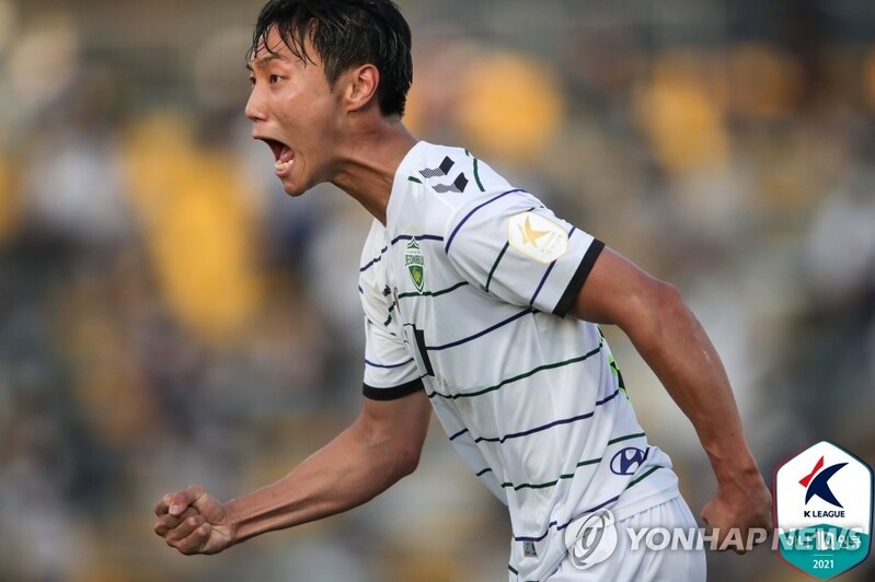 (LEAD) Ex-Barca prospect Paik Seung-ho back on nat'l football team for Oct. World Cup qualifiers
