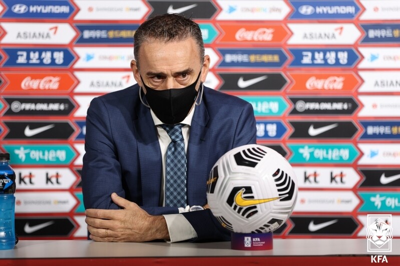 Nat'l football coach blocking out noise ahead of World Cup qualifiers