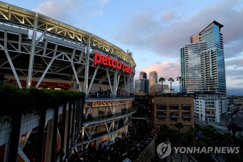 MLB 샌디에이고 홈구장서 두살배기 아들과 어머니 추락 사망