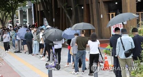 (LEAD) New cases in 2,000s for 3rd day; infections resurge in non-greater Seoul