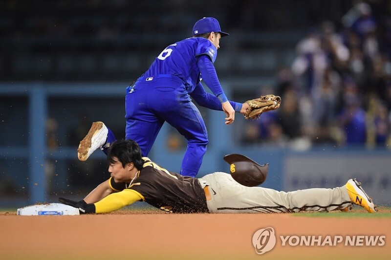 김하성, 대주자로 출전해 도루 성공…뷸러, 개인 첫 시즌 15승