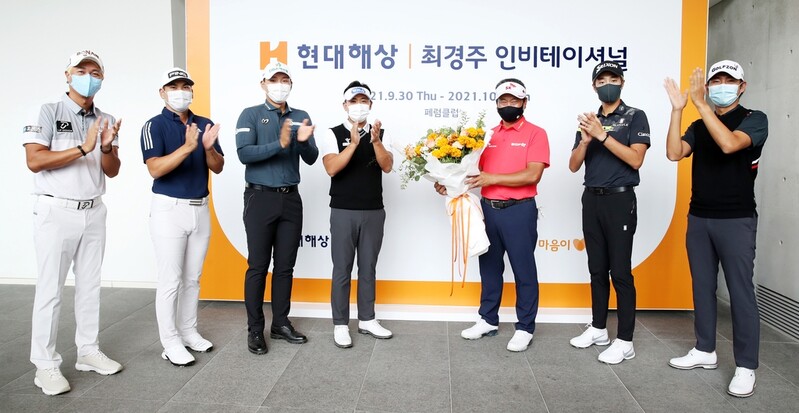 PGA 챔피언스투어 제패한 최경주, 후배들의 '꽃다발 축하' 받아