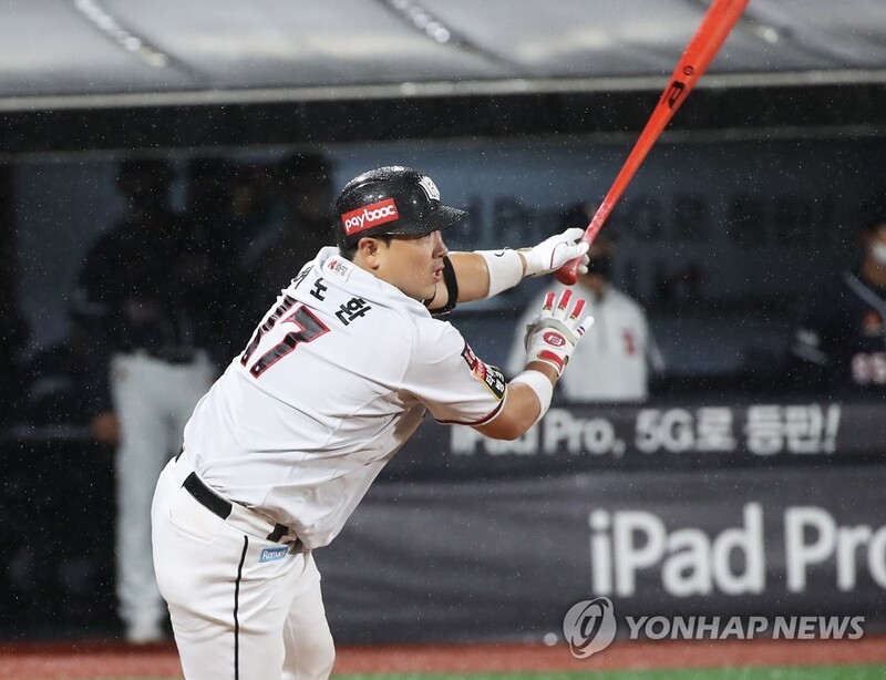 37세 허도환·40세 유한준 활약에 이강철 kt 감독 '싱글벙글'