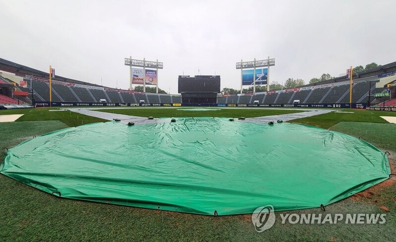 프로야구 잠실 롯데-LG 경기 우천 취소…내달 25일로 순연