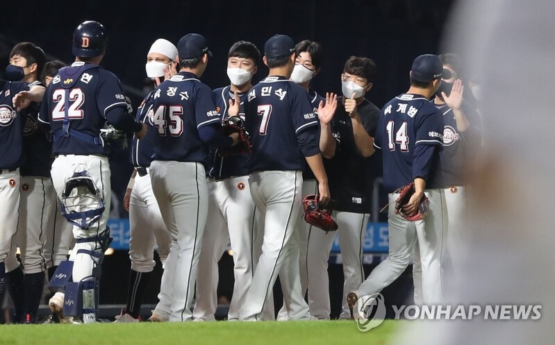 프로야구 두산, 14안타 폭발…kt 꺾고 4위 굳히기 돌입