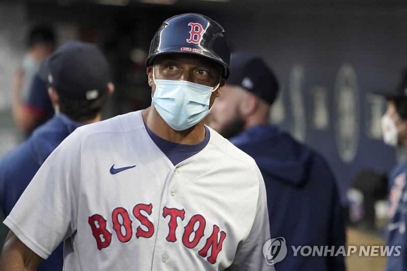 백신접종 안 한 MLB 보스턴 1루 코치, 규정에 따라 시즌 아웃