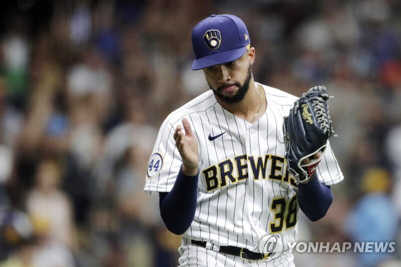 밀워키 셋업맨 황당 부상…우승 파티 때 주먹으로 벽쳐서 골절