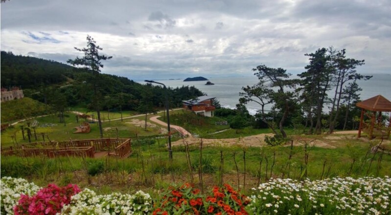 "산과 바다가 어우러진 진도자연휴양림으로 오세요"