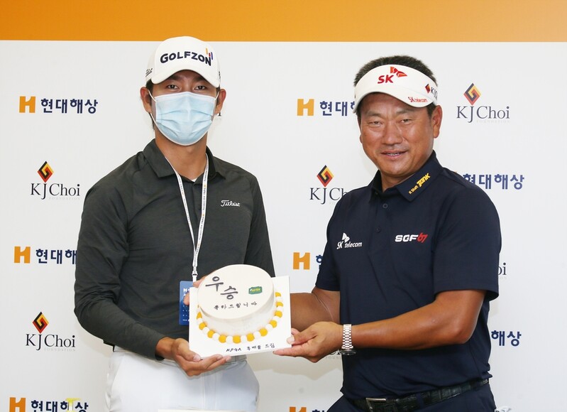 꽃다발 이어 케이크…최경주 향한 후배들의 '특별한 축하'