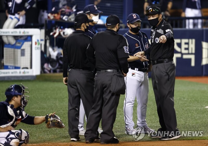 김태형 두산 감독, 비디오 판독 결과 항의하다 퇴장