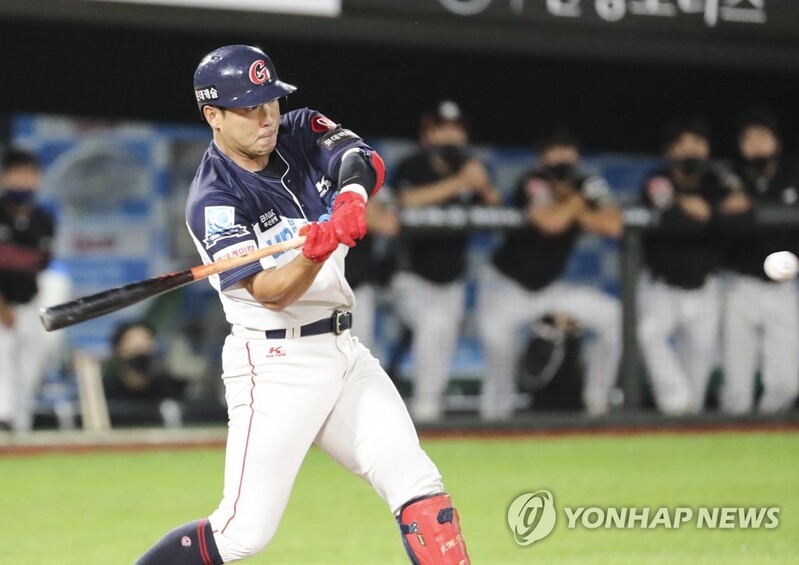 '최다안타 1위 굳히기' 전준우 "말도 안되게 많이 쳤네요"