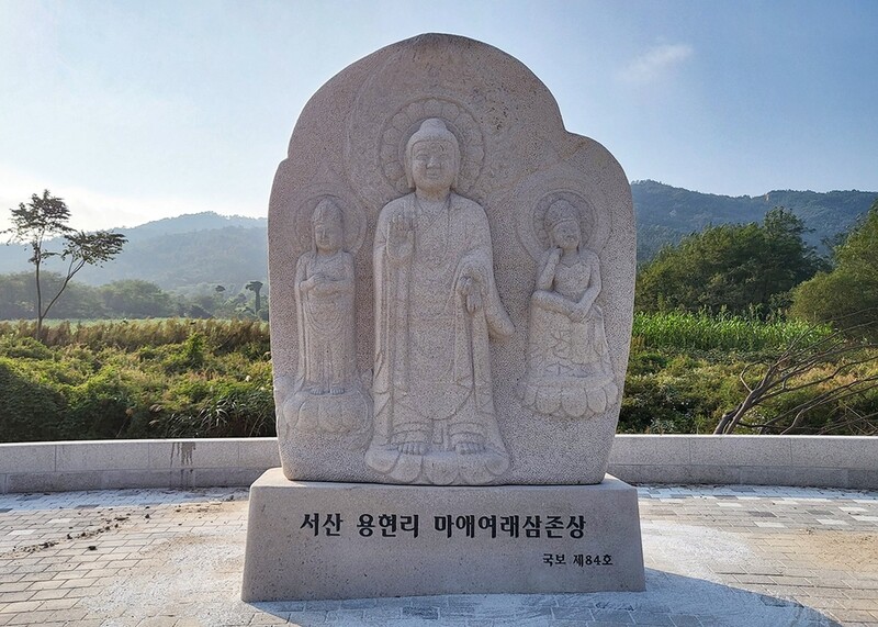 충남 내포신도시에 '백제의 미소' 서산마애삼존불 조형물