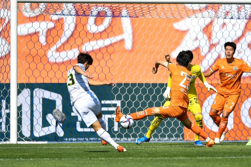 10명 싸운 전북, 강원에 1-0 승리…선두 탈환 발판