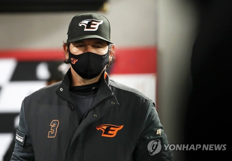 수베로 감독, 스트라이크 판정 항의하다가 퇴장…시즌 두 번째