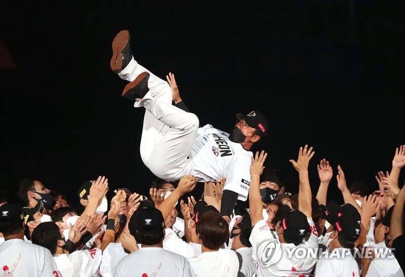 '미스터 옥토버' 박정권 "받은 사랑, 코치로 돌려드리겠다"