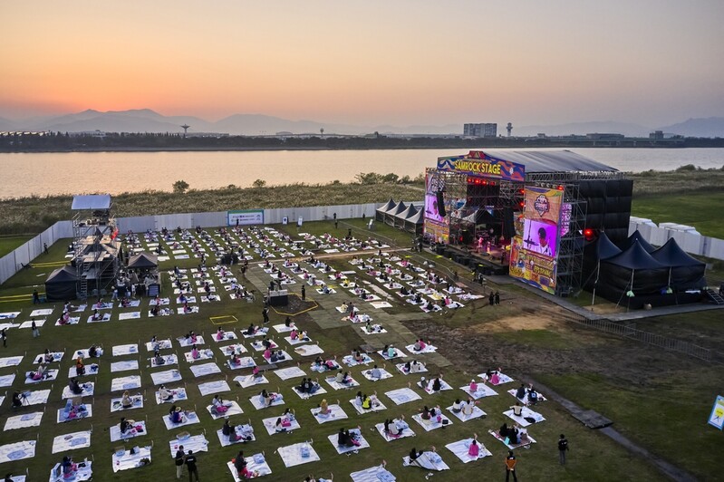 돗자리 관람 부산국제록페스티벌 폐막…52만명 온라인 시청