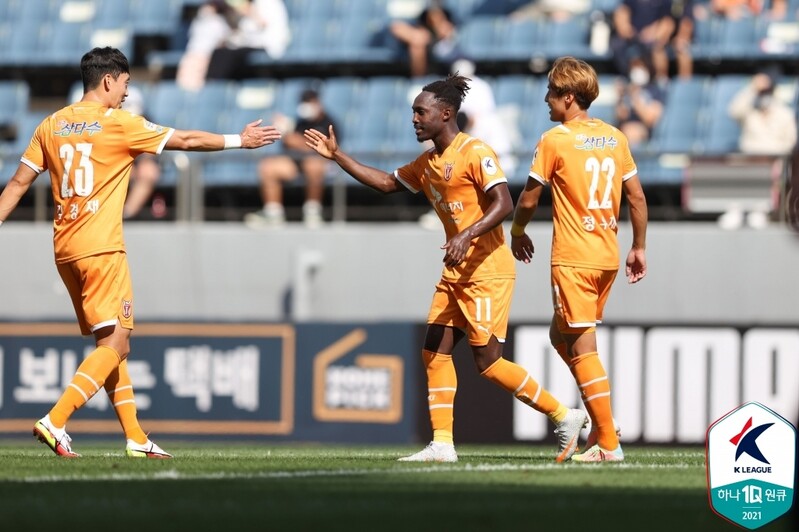 '김경재 극장골' 제주, 성남에 2-1 승리…리그 5위 탈환