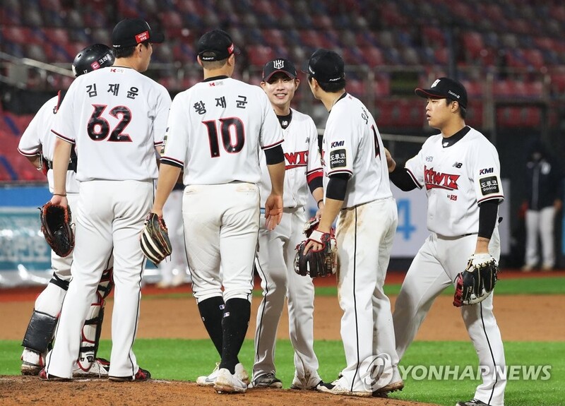 kt, 9회 극적인 뒤집기…SSG 꺾고 1위 수성