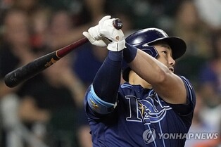 Genesis provides big leaguer Choi Ji-man with GV80