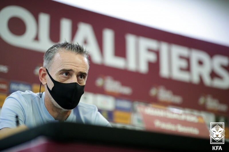 Nat'l football coach Bento bristles at criticism of lethargic offense